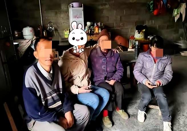 一口下去，她愣住了：辣得直冒汗，却像回到屋后的那条小河边。
灶膛里火苗跳着，养母