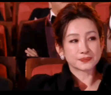 单看脖子，感觉梅婷比秦海璐老十岁！果然人老先老脖子，梅婷的脸看着不比秦海璐差太多