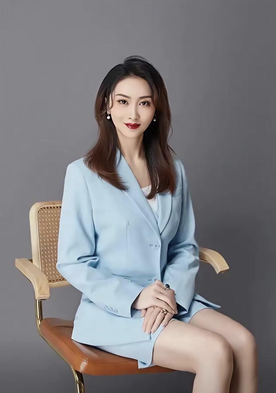 水硕教授登大雅之堂。扬言：支持男人低人一等。这位女主名叫裴轶，私下里对话为什么上