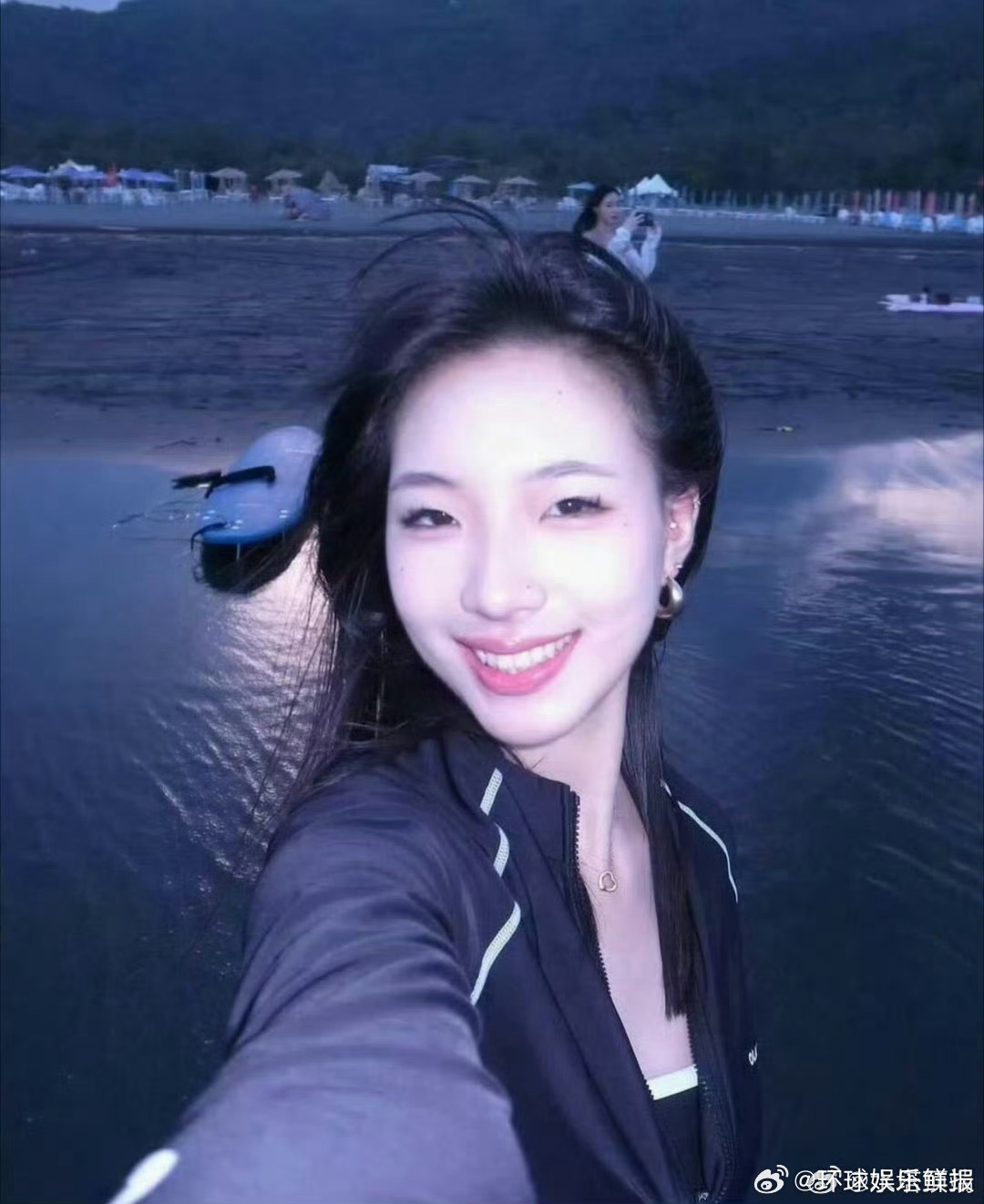 亲情藏于日常细节之中，一家人相伴出游幸福感满满，从容对待外界的各种讨论小S大女儿