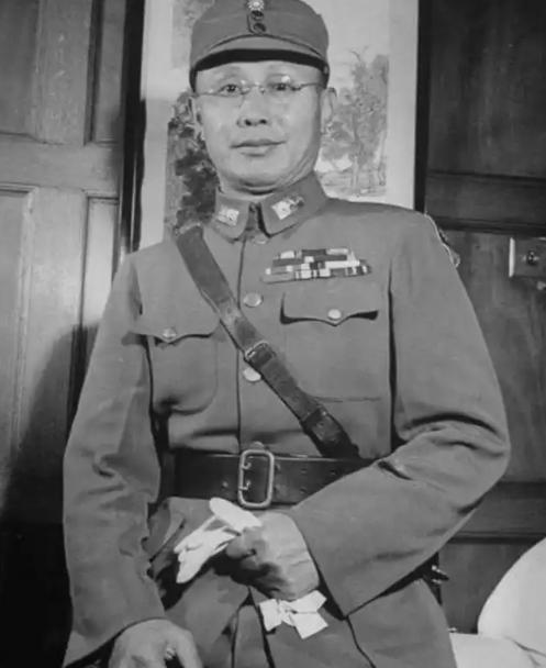 1938年，国民党少将叶蓬求见陈诚，陈诚看到他的名片后，随手扔进纸篓，对副官说：