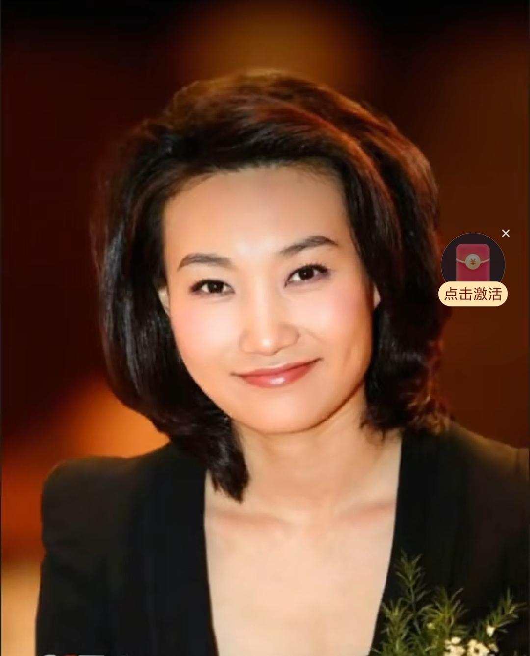 央视美女李梓萌，那可是新闻界的一颗璀璨明星。她在《新闻联播》的舞台上，以端庄大气