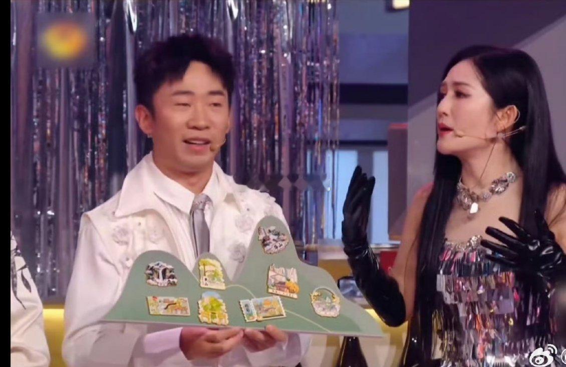 这画面，好笑又真实得如同生活里的小确幸。三块饼干“干”得纯粹，数量少得透着股随性