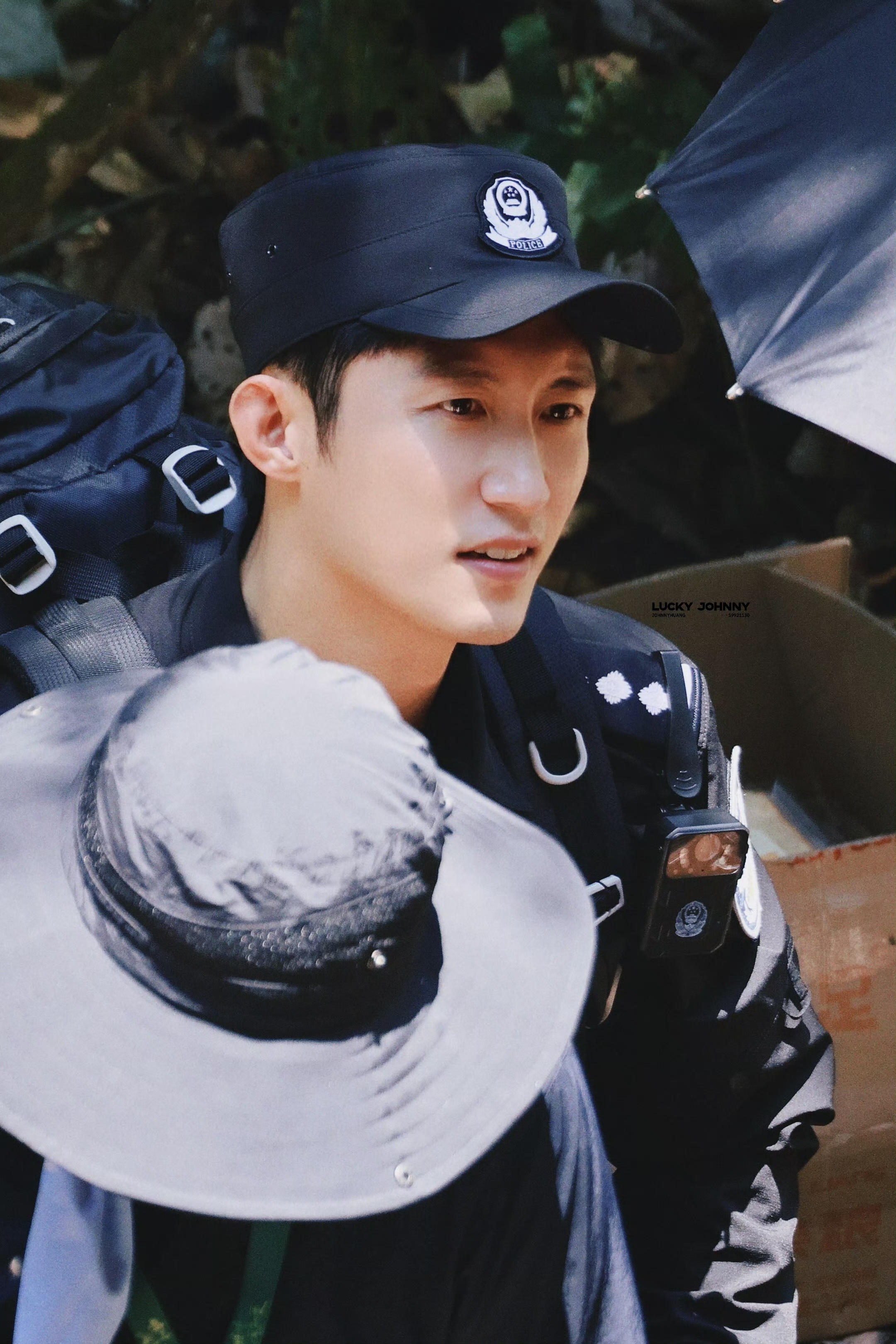 黄景瑜让代拍小心蛇 谁懂啊黄sir真是操心小天使！之前救卡墙代拍，现在雨林拍戏还