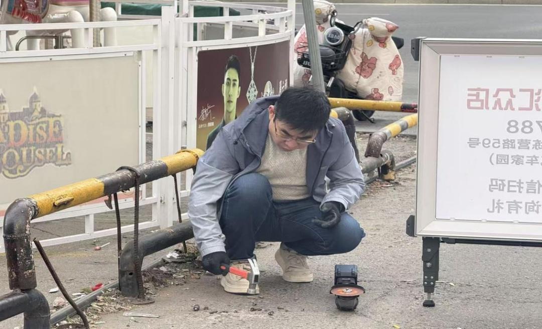 【暖心！他用一把角磨机守护路人平安】晋善晋美 近日，在太原的很多街巷，你可能会看