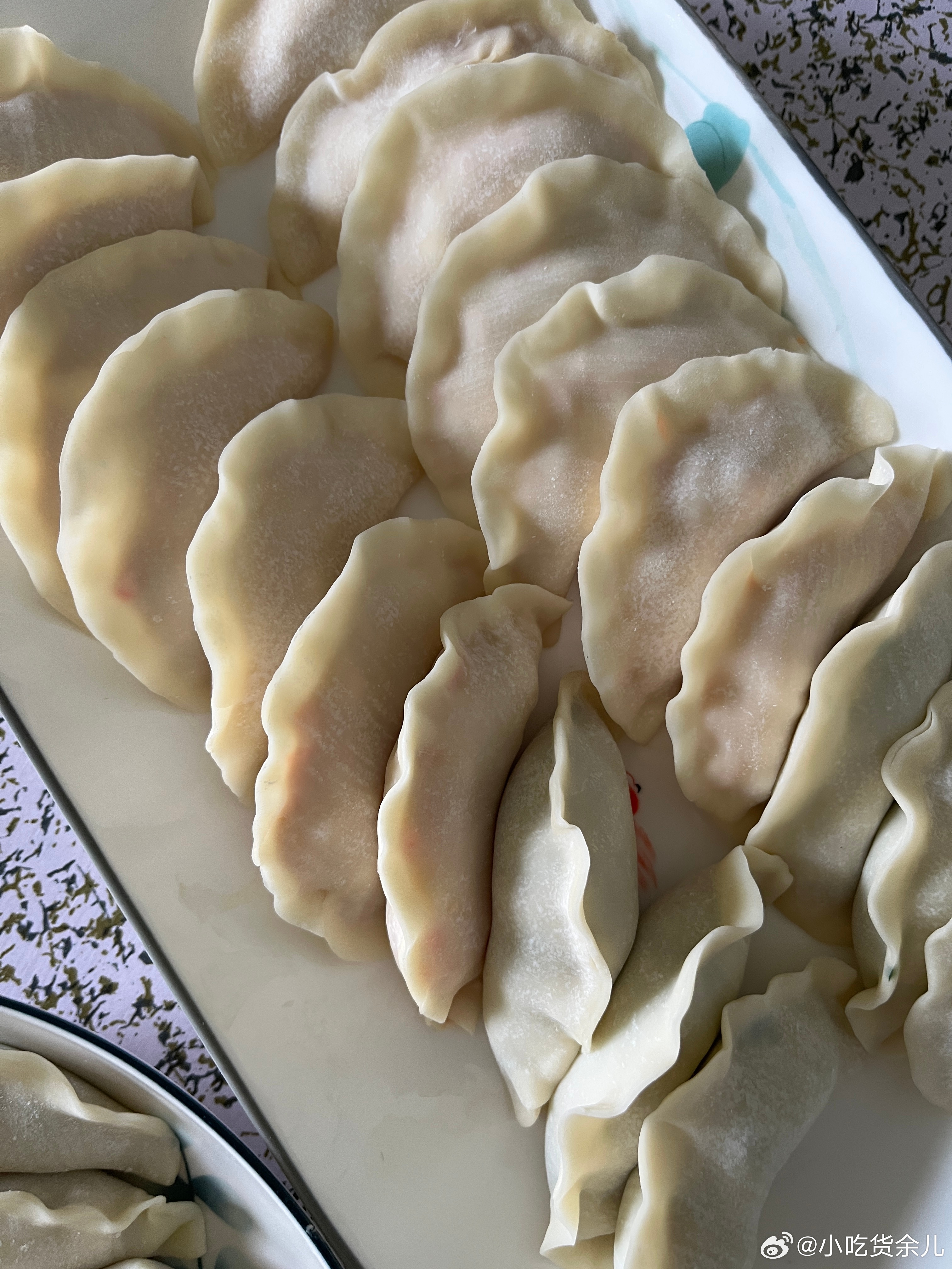 饺子包好了，姐妹们这次包的饺子，即冻再拿出来煮，肯定不会粘在一起，因为我没有蘸水