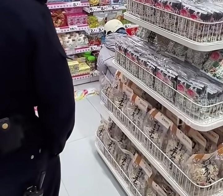 女子超市买东西，纠结了3个小时，老板无奈之下选择报警，民警敦促下选好东西，却又不