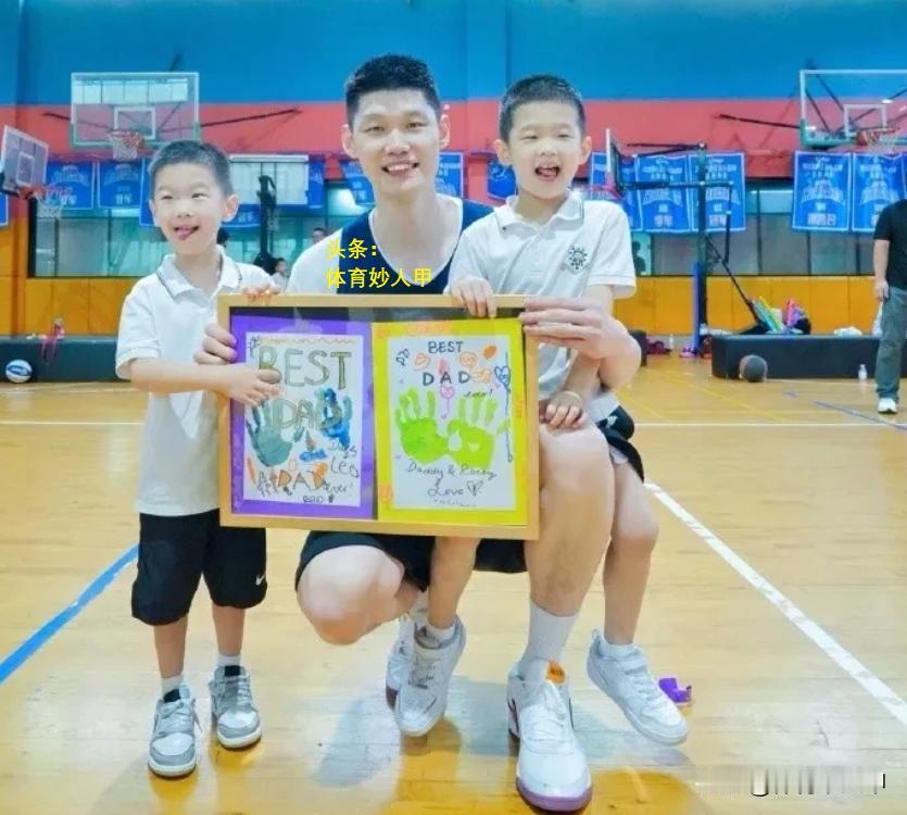 开心！胡金秋到幼儿园参加亲子活动，与儿子合照笑得十分灿烂，还与学生家长打篮球，玩