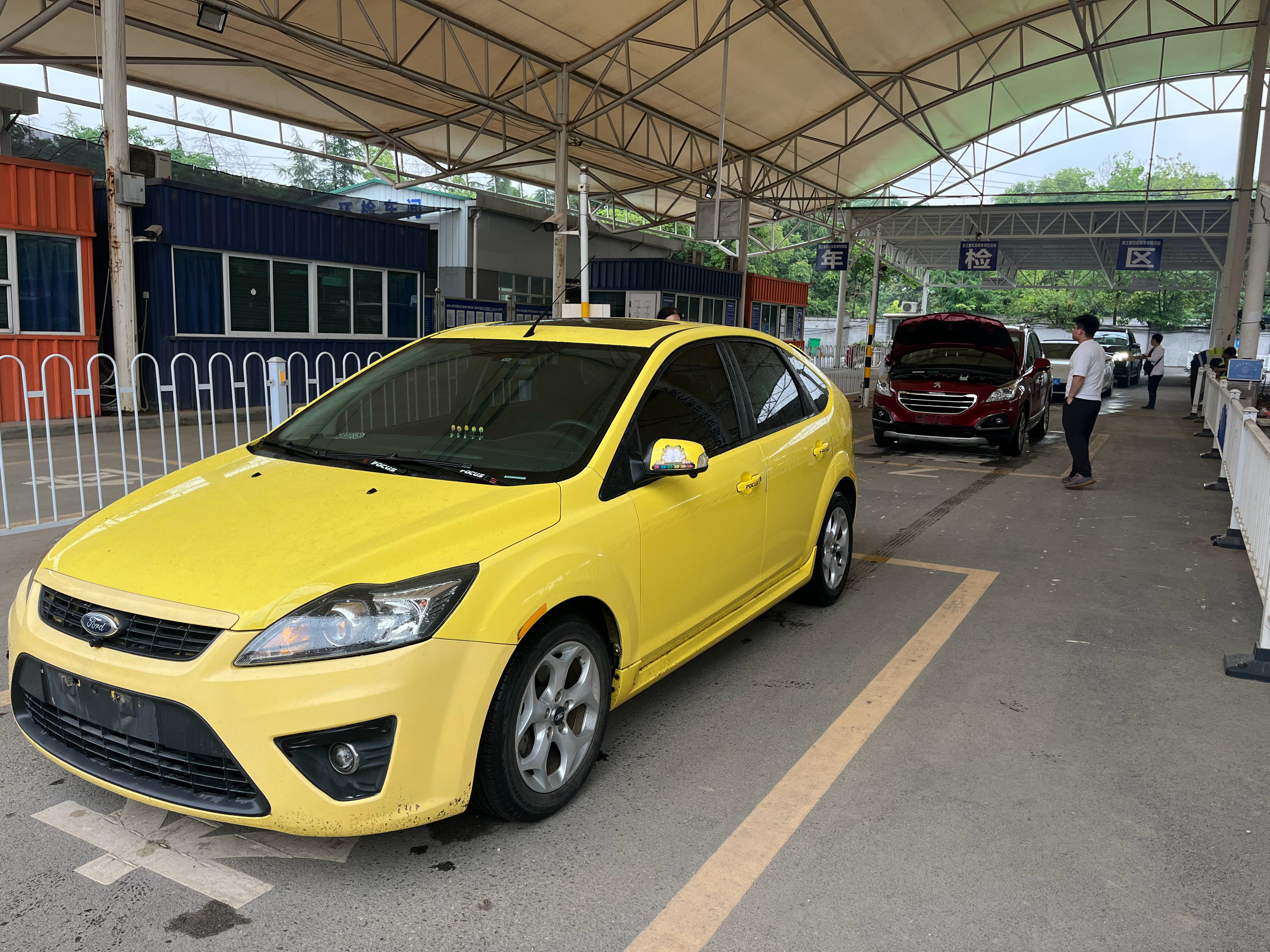 前几天出去旅游，业务一点也没落下，收了几辆车，今天都开来过户到我司名下。一会儿办