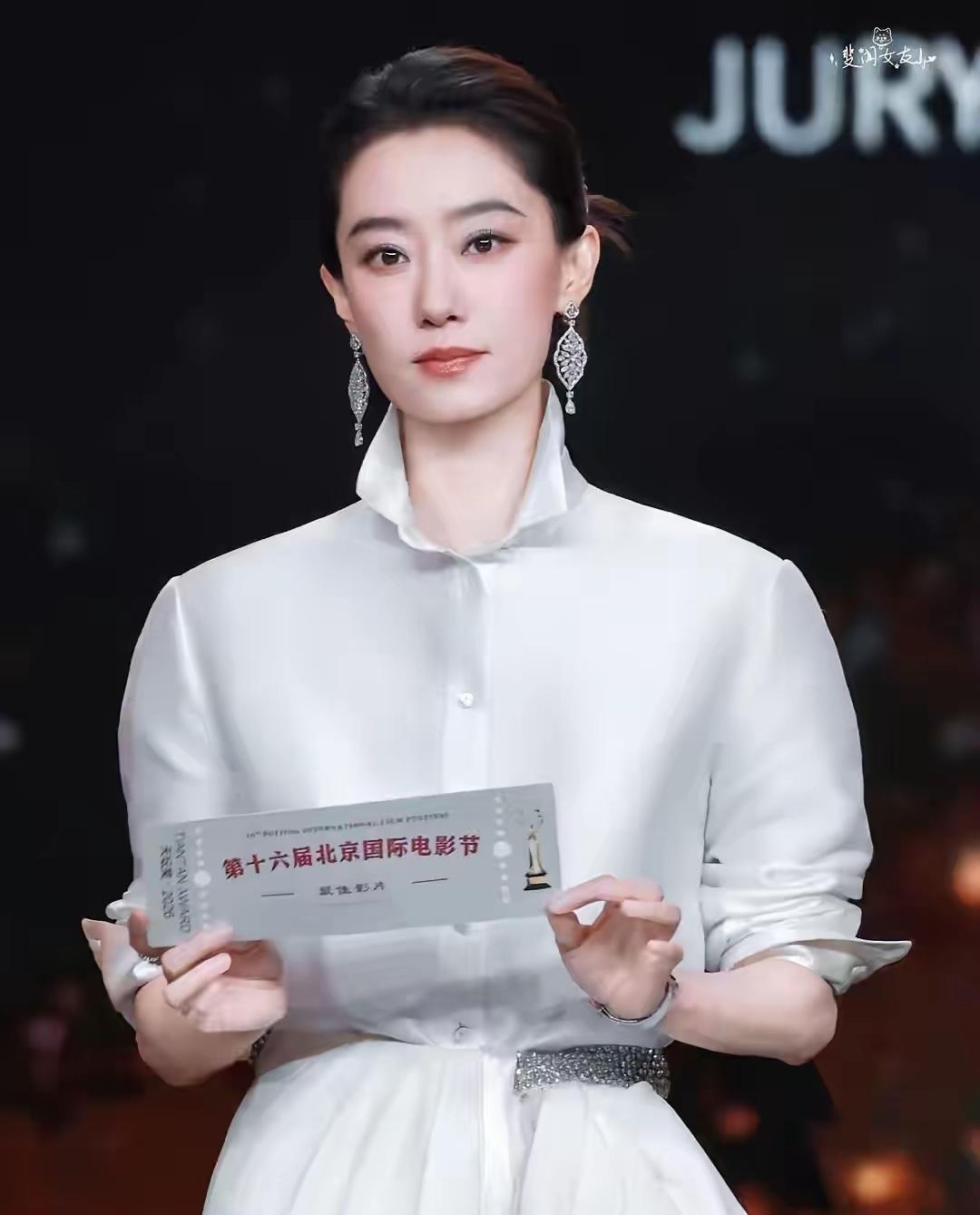 张小斐入圈就拍了6部电影
总票房已经达到了100亿
多少女星努力想达到的成就，她