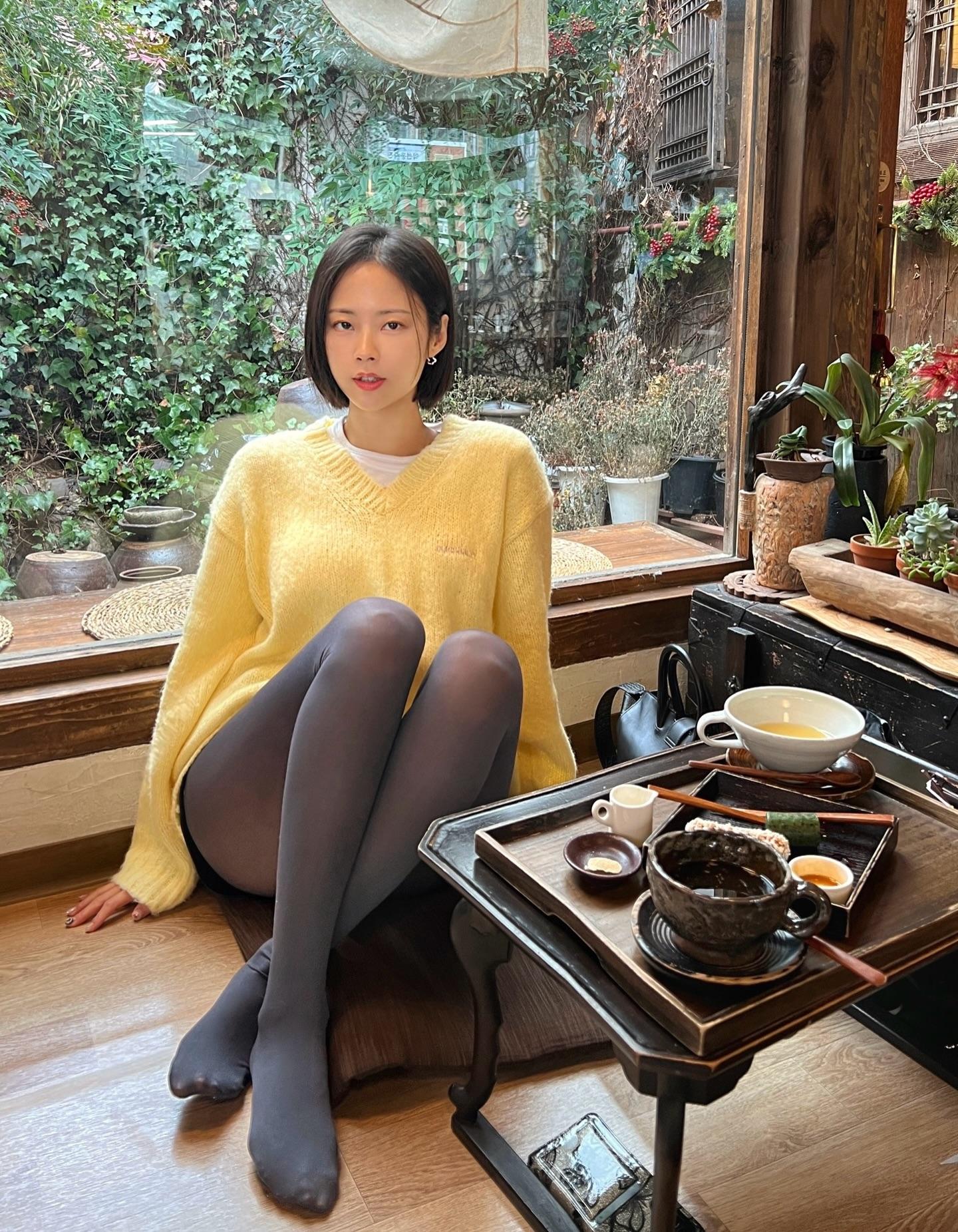 分享照片 美女随拍 黄色毛衣 短发 知性女人