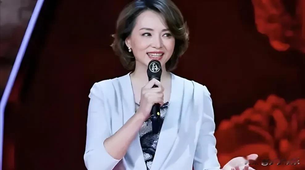你知道董卿的演讲为何总能惊艳全场、打动人心吗？快来一起探寻其中的奥秘！
 
董卿