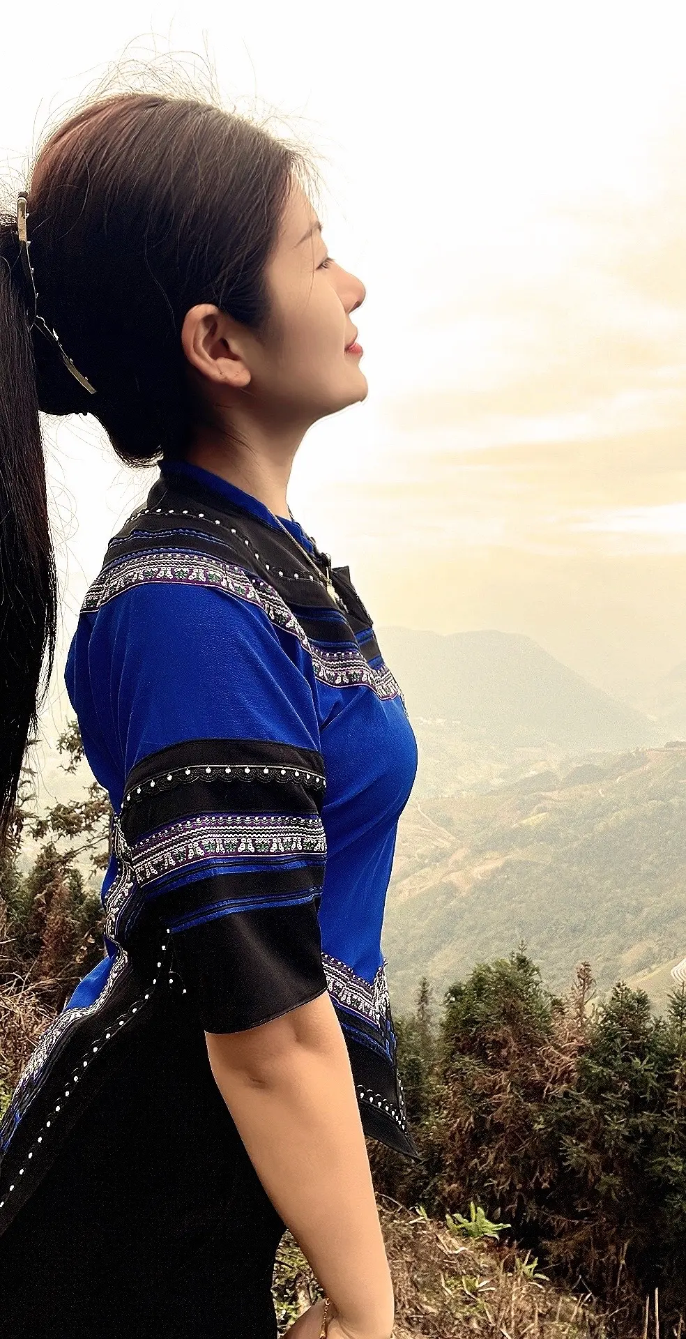 穿哈尼装 娶哈尼姑娘 讲哈尼话 哈尼族就是最好的文案 "哈尼姑娘 ".