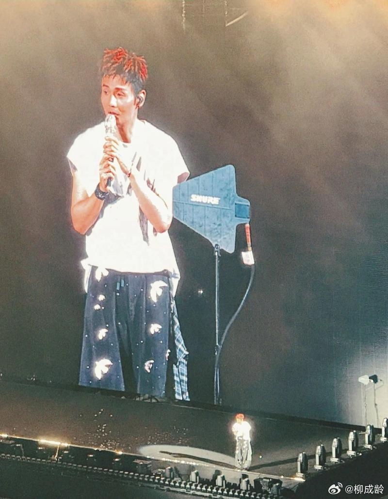 李荣浩的喊话不仅是针对单依纯，这记重锤直接砸向演唱会的运营公司、经纪公司——他们