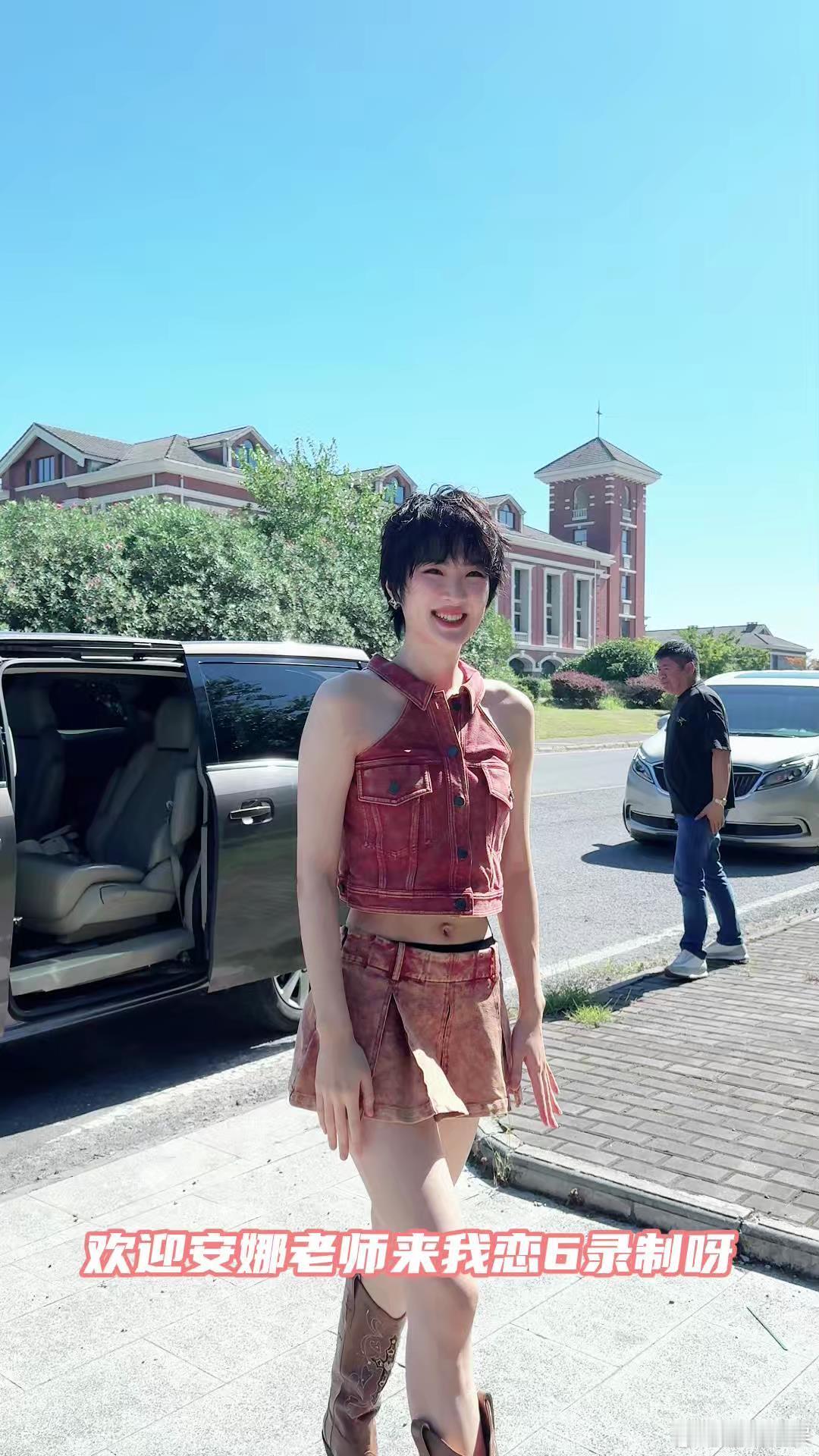 #原来姚安娜也吃瓜##姚安娜网友劝学# 参与恋综担任观察室嘉宾，美拉德风的造型时