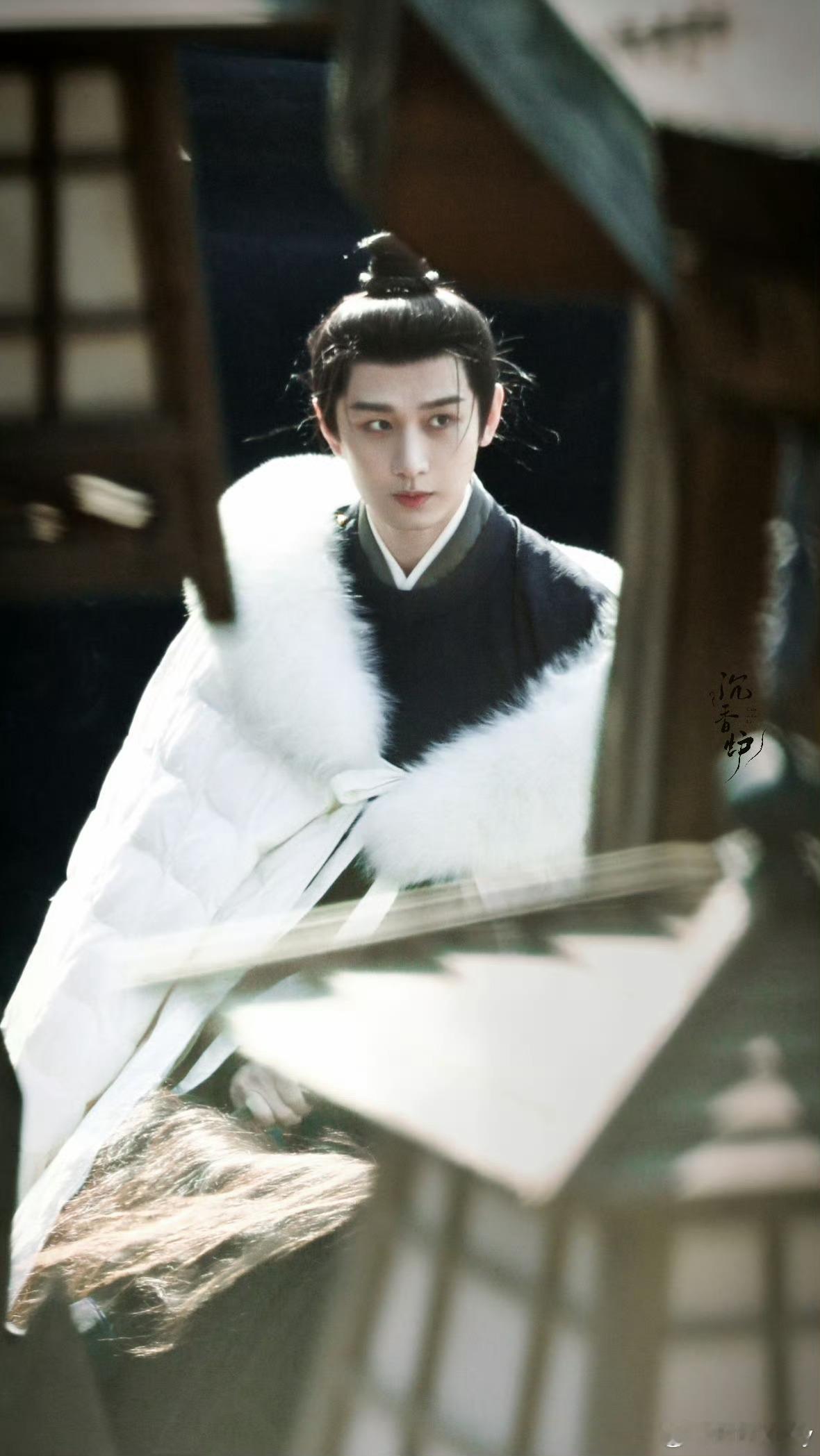 成毅两京十五日cy成毅朱瞻基那一年，你挑染了蓝色的短发，你说想用自己喜欢的发色和