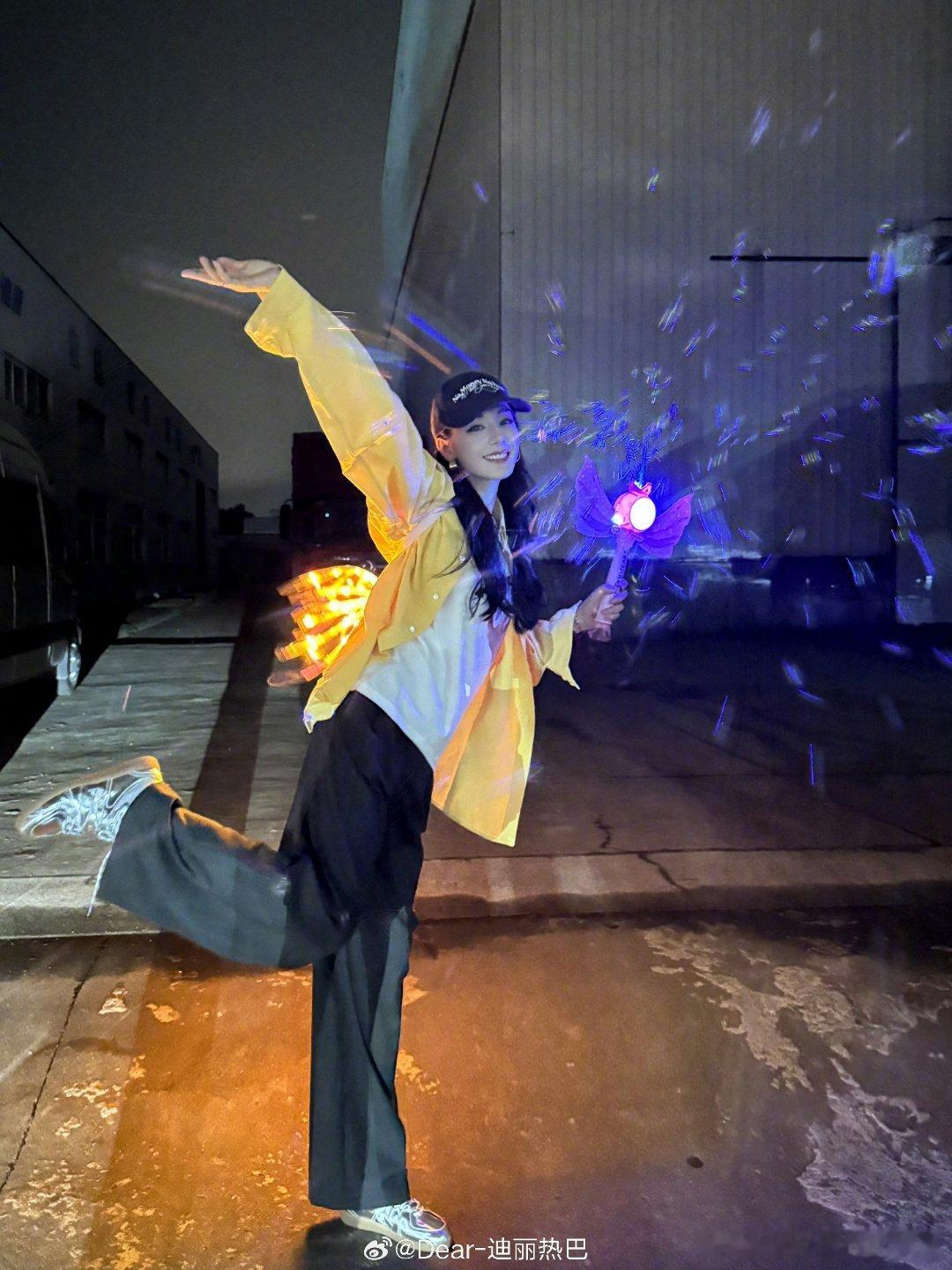 迪丽热巴说快乐不分大小，大朋友小朋友都要开心哦 ​​​