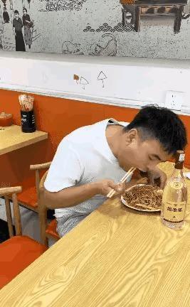 男子吃碗面的功夫，整笼包子被人当面抢光，黑衣大哥端着醋碟回来直接懵了——掀开蒸笼