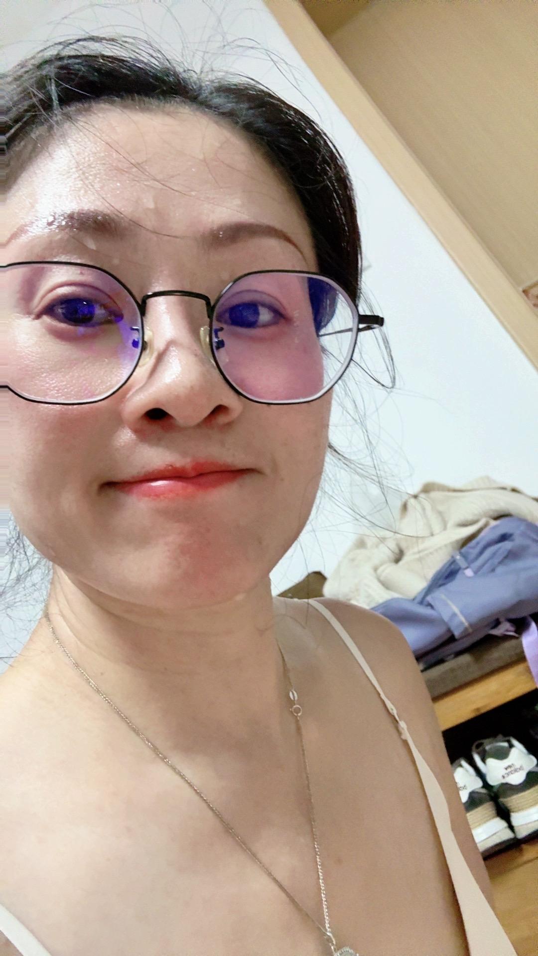 人老了真没用……年轻的时候，稍微练练，就有马甲线……