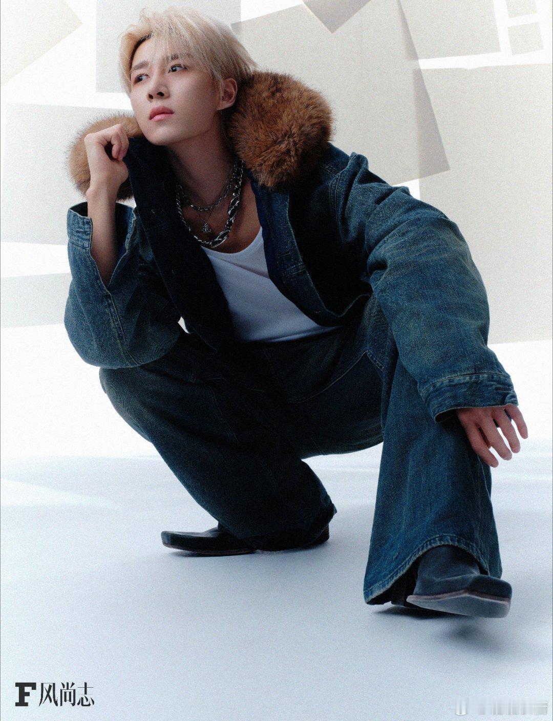 金属链条锁住镜头焦点，牛仔衣摆扬起不羁弧度。紫绒方盒盛着少年心事，光影在眉骨刻下