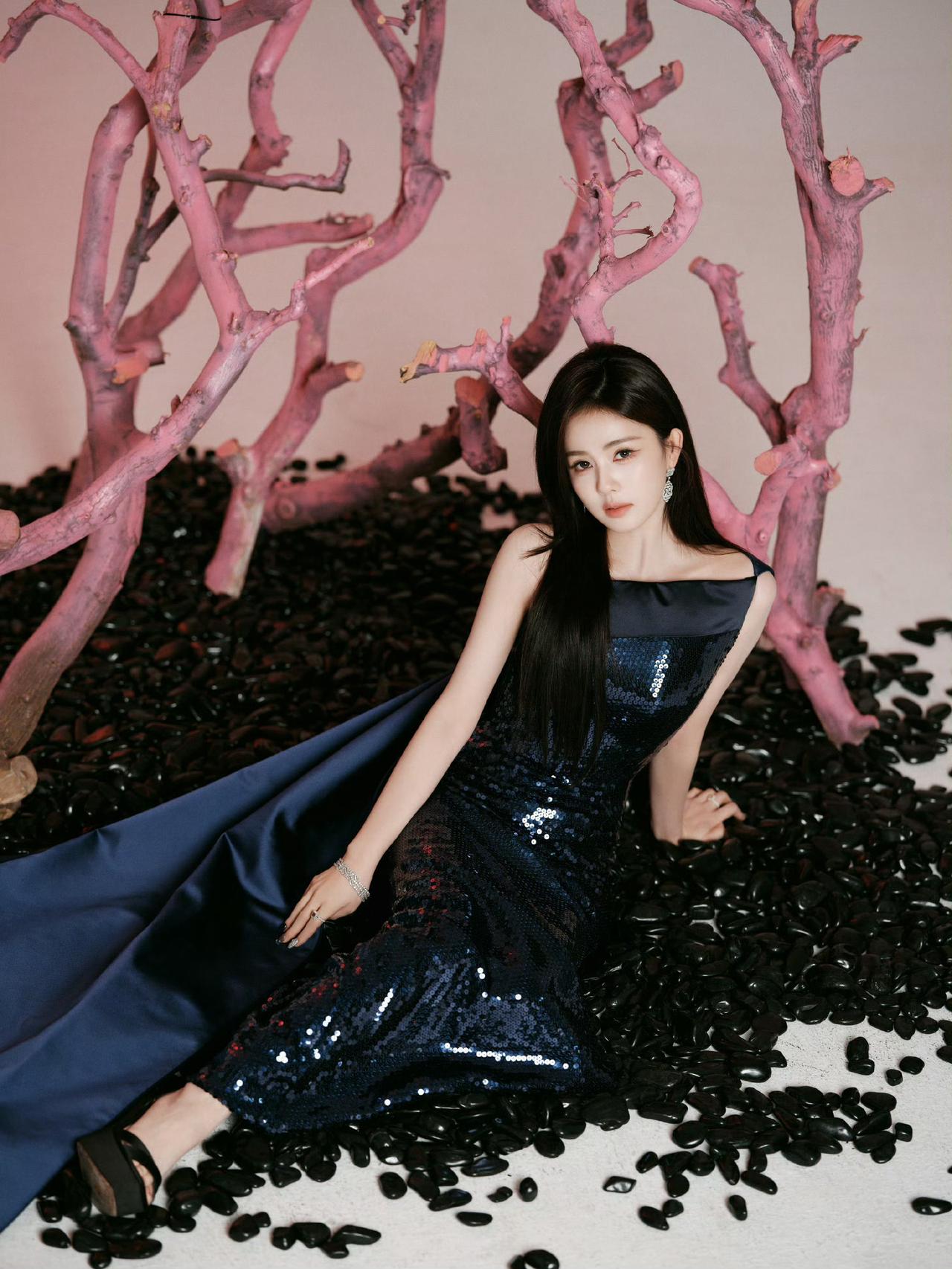 白鹿亮相电视剧品质盛典红毯造型，身穿Alexis Mabille 2024秋冬高