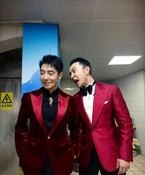 3月23日撒贝宁50岁生日，好友尼格买提在社交平台晒出合照，幽默发文“祝你八十岁