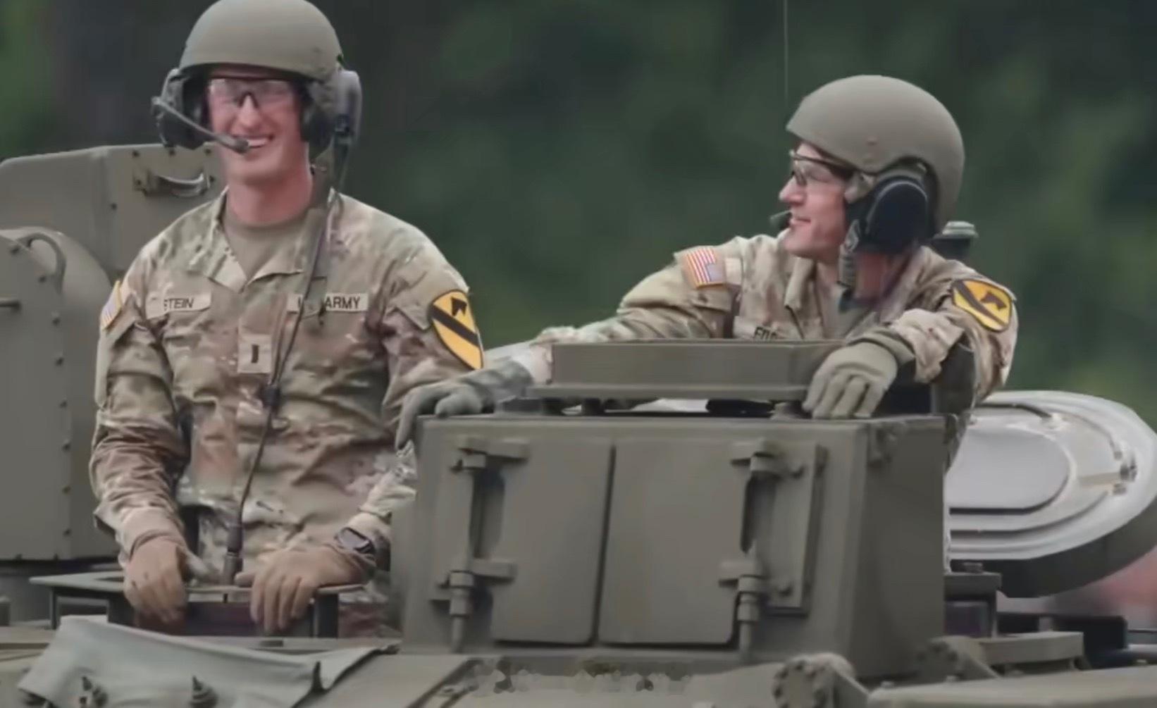 “海军扛着纸板军舰走过宾夕法尼亚大道时，仿佛看到了小学手工课决赛现场！下次能不能