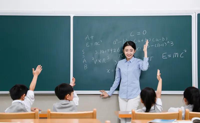 这下可瞒不住了，不光学生知道了，老师和家长也都知道啦！
广东深圳，有一班学生正在