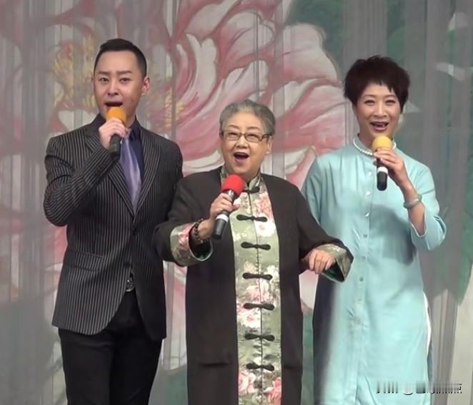 彼年，他们三人同台献唱京剧经典剧目《锁麟囊》。
站在中间的是京剧表演艺术家李世济