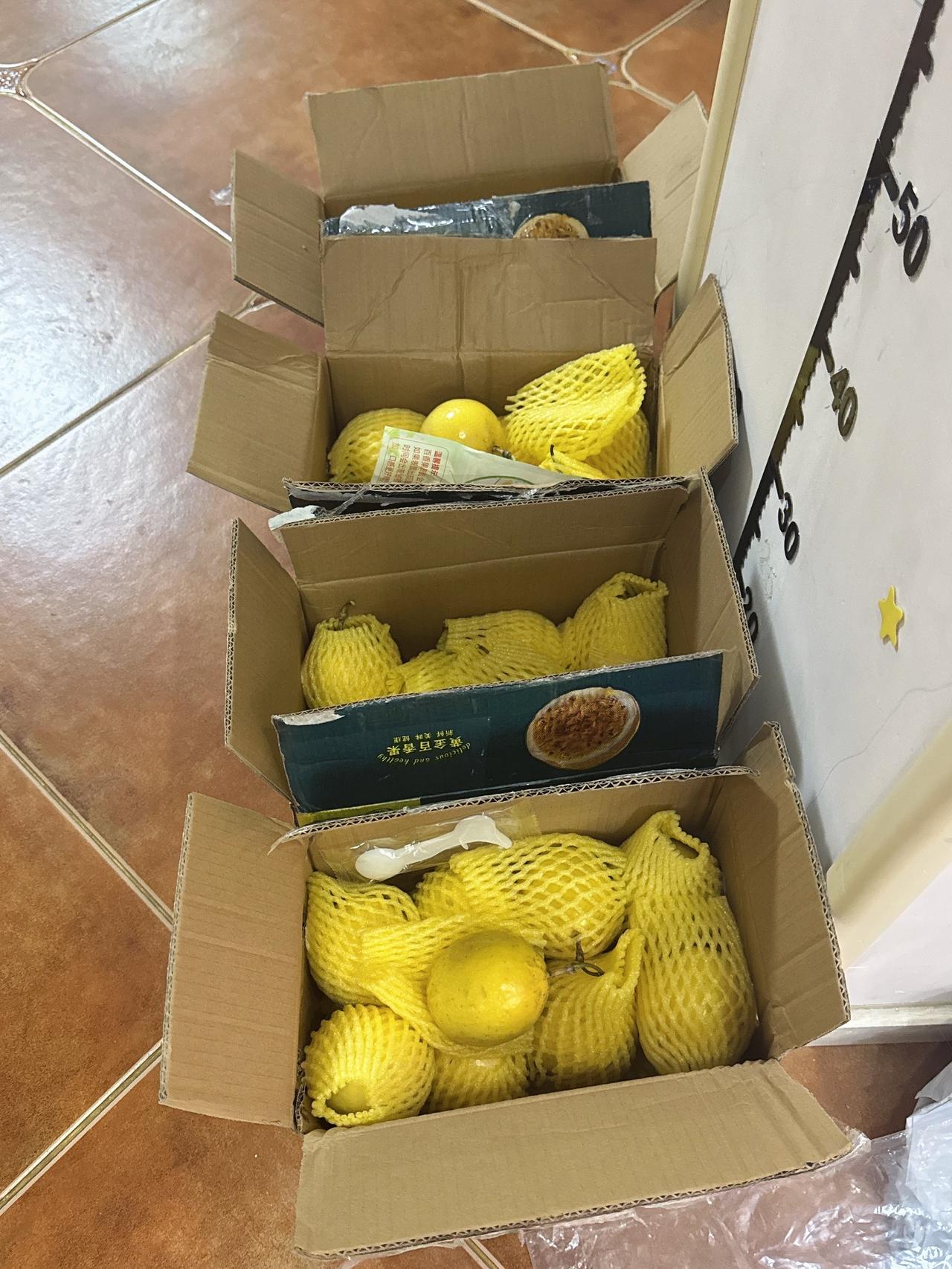 我去取快递，惊呆了我，朋友给豆豆买了4 箱百香果~
这娃笑安逸了