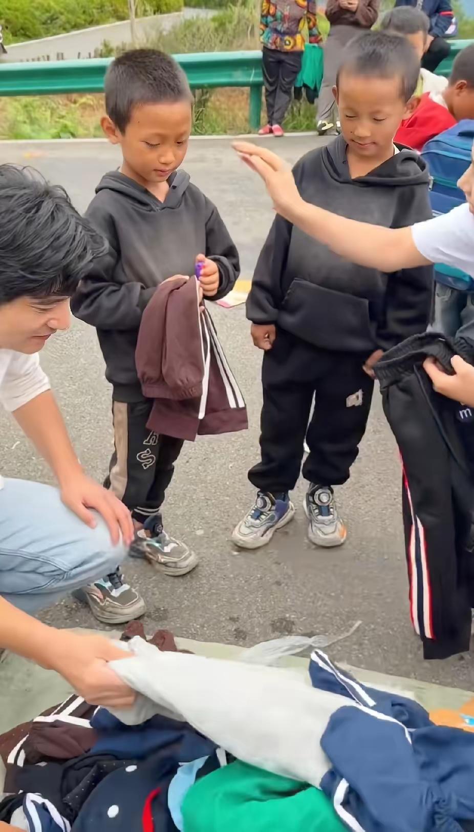 四川凉山小学门前惊现“一元服装摊”！爱心女子开摊送新衣，本想象征性收费护尊严，却