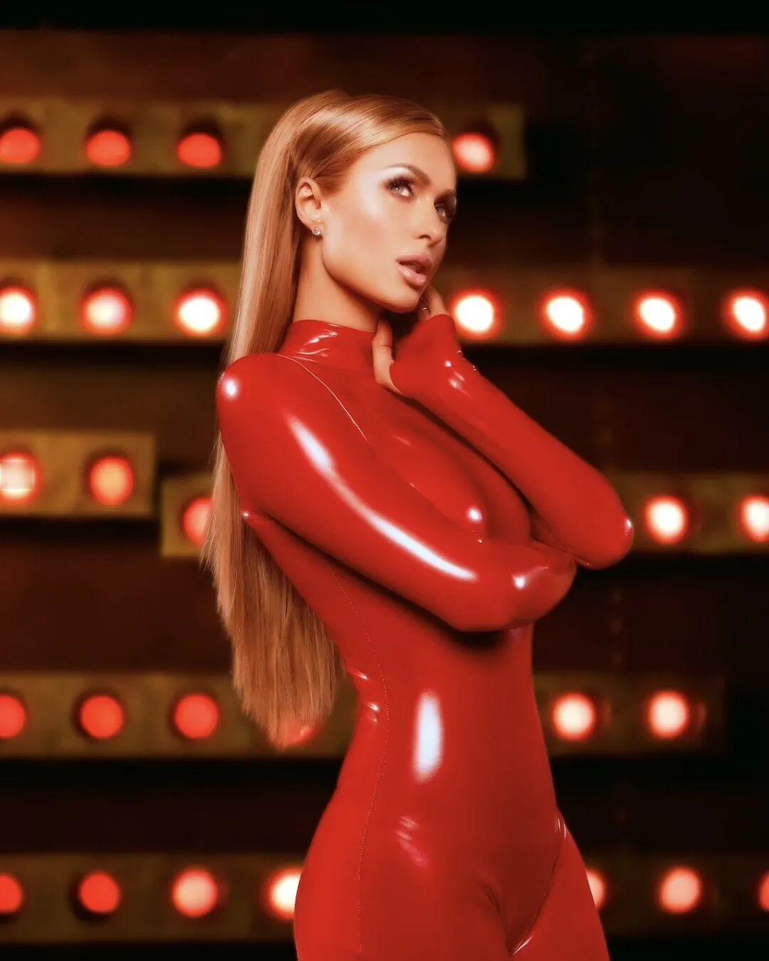 Paris Hilton 发布万圣节造型，致敬好姐妹布兰妮 Britney Sp