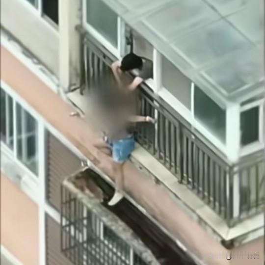 近日，扬州广陵汤汪派出所上演硬核破窗营救大戏，女子因生活琐事情绪崩溃，整个人悬在