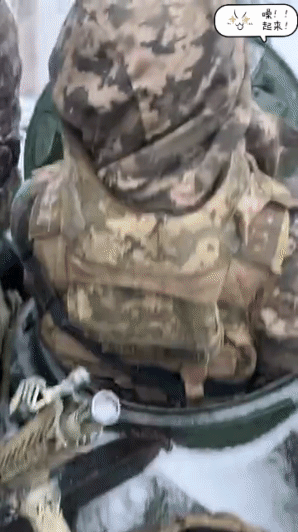 乌军多才多艺，坦克兵也多了很多女兵，坐在坦克上，在覆盖大雪的树林高速行驶。现在还