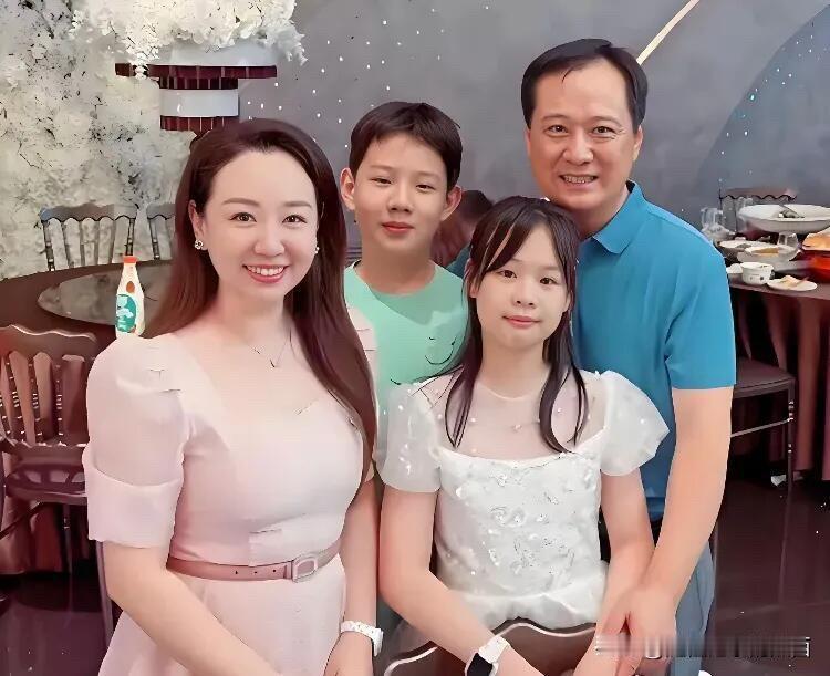 关凌和姬云飞一家四口的全家福合影里，43岁的关凌身材变臃肿了不少，腚大腰圆的，但