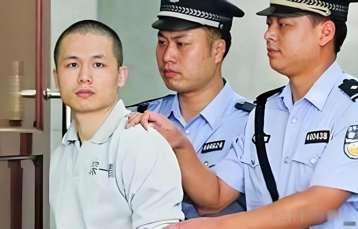 2012 年 7 月 1 日凌晨，深圳龙新派出所民警李才坤刚审完一桩假案，盯着对