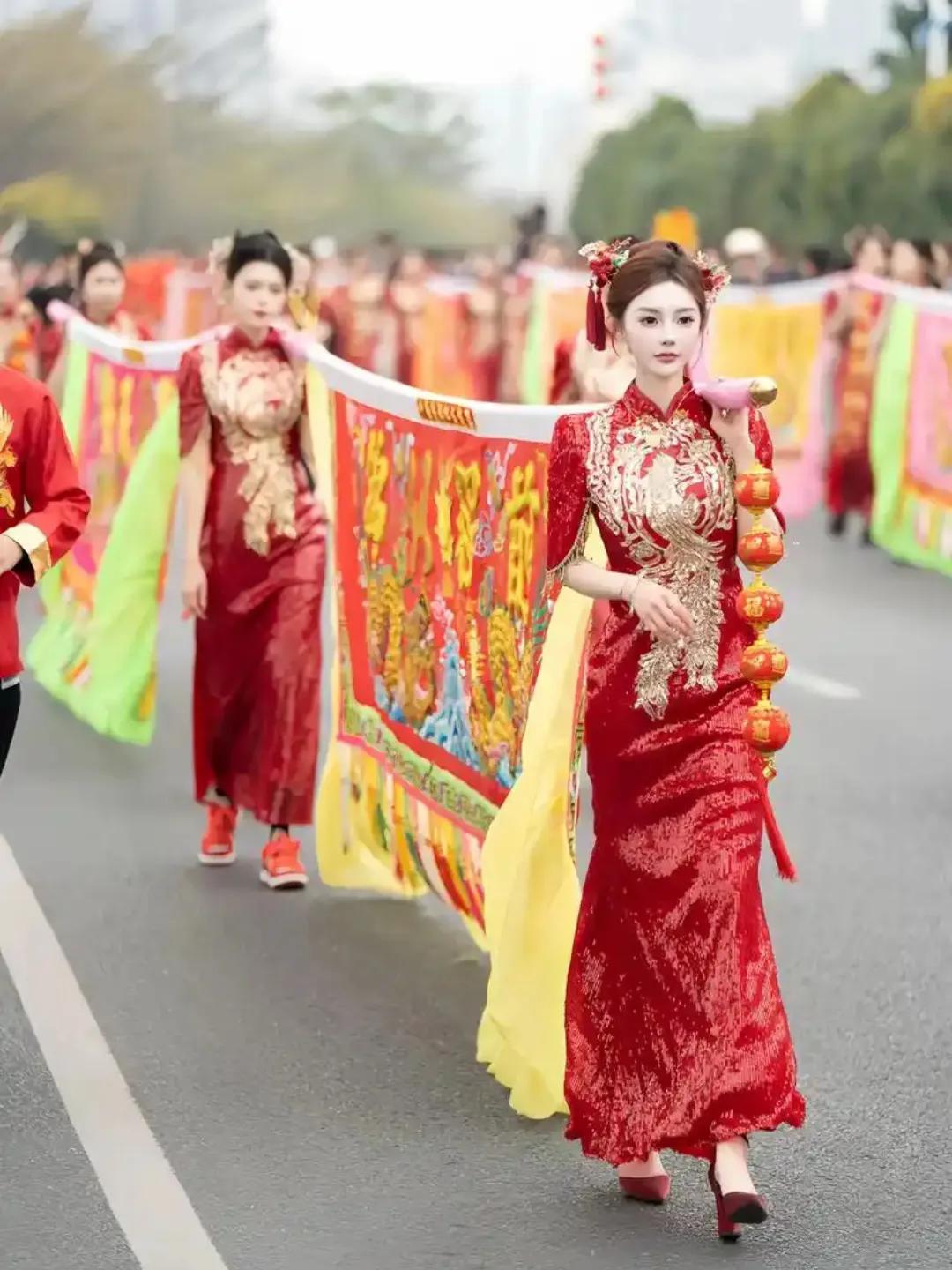 我是潮汕人，生在海风轻拂的乡土里。潮汕的烟火藏在街巷间，清晨的粿条汤冒着热气，工