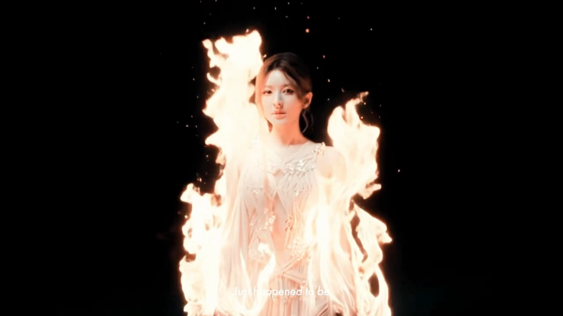 赵露思曼谷演唱会官宣海报真好看，是浴火重生逆风翻盘的女王，好美好火！ 