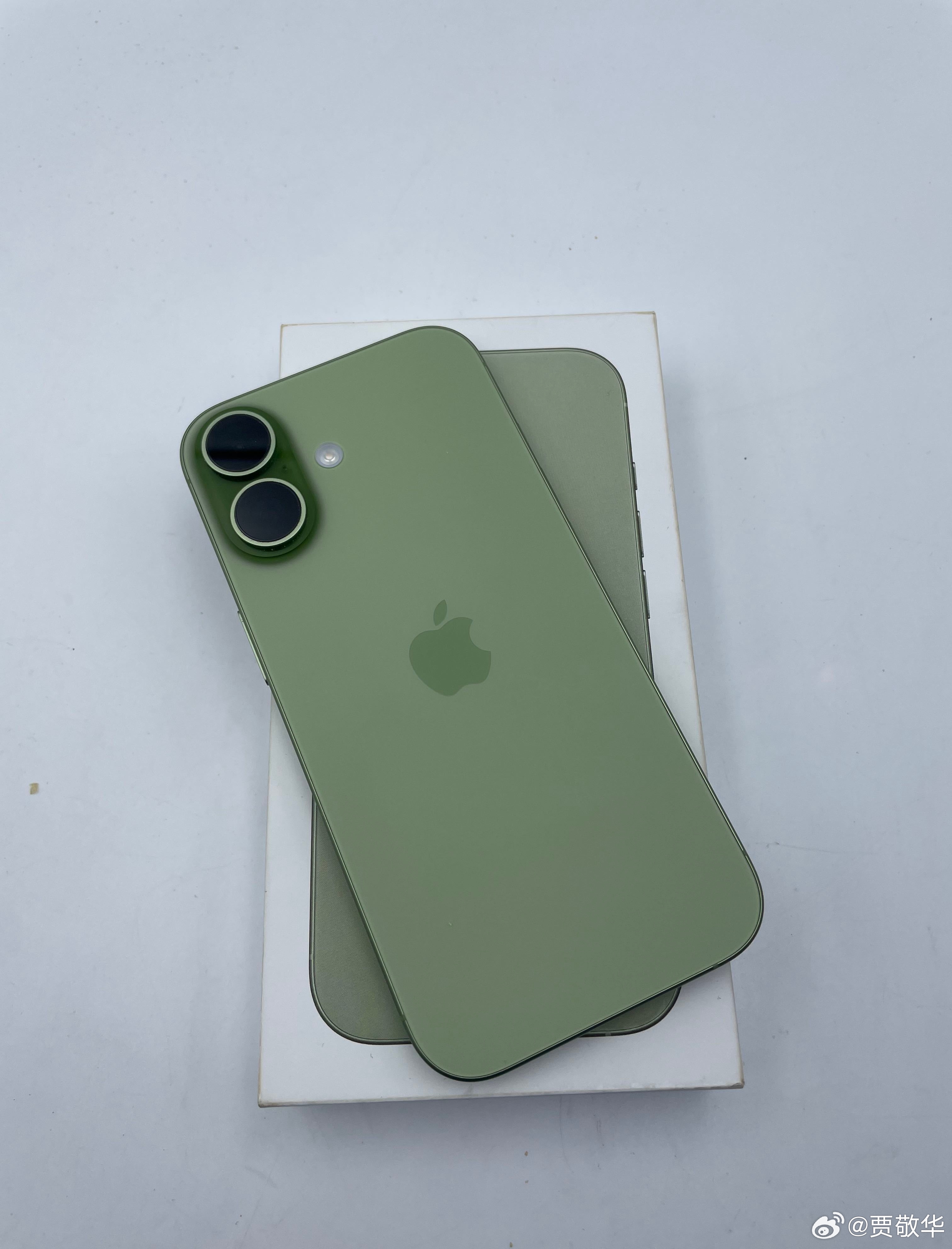 #iPhone17或成史上最长寿苹果手机# 下半年苹果不发iPhone18，明年