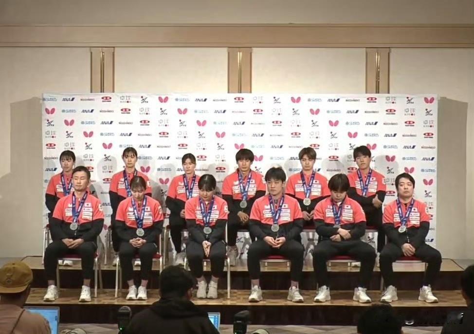 日本队世乒赛归国记者会，全员耷拉着头、全程垂头丧气，脸上没有半分喜悦。
出征赛前