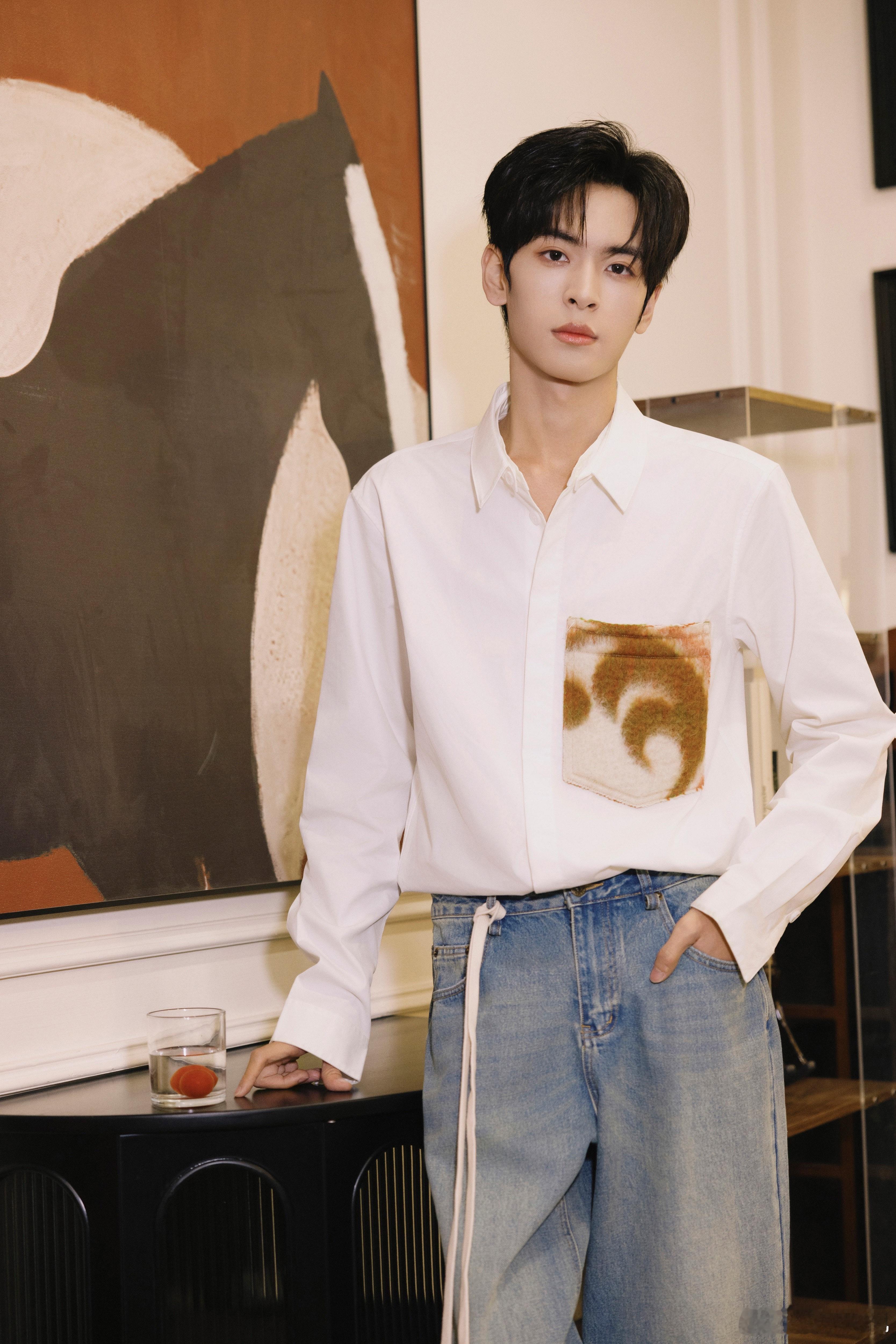 耀白映闲窗，金辉漫时光。欢娱影视演员 今日以C咖星光耀白挚友的身份做客品牌直播间