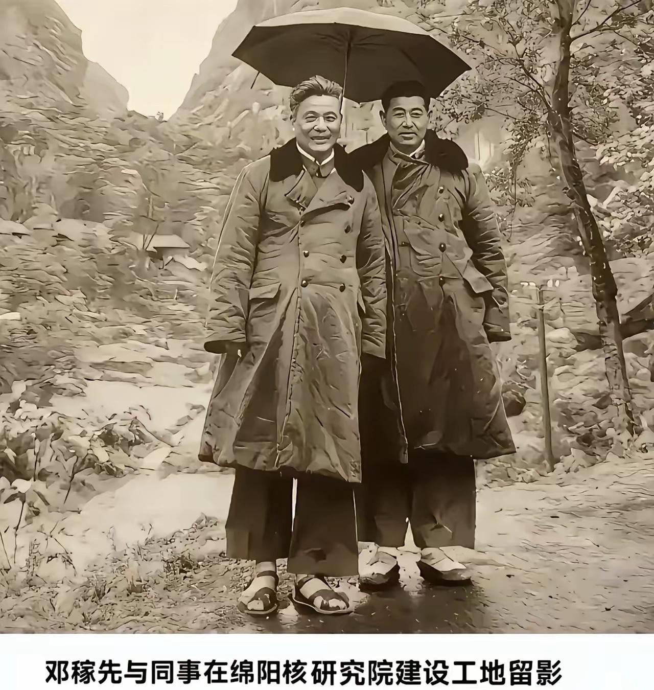 1972年11月3日，两弹元勋邓稼先与同事李英杰在四川绵阳核研究院（九院）建设工