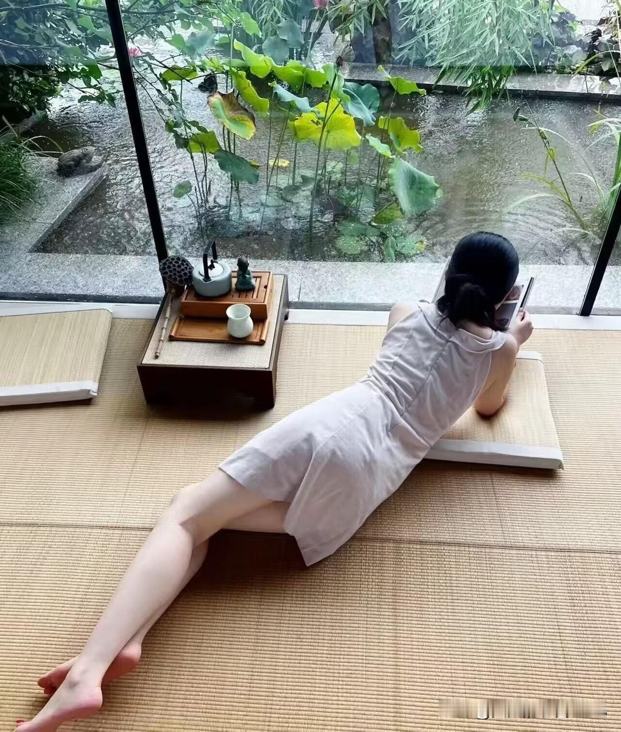 【浣溪沙·春夜】

静语清风小月牙，
竹窗疏影落灯花，
素笺题句寄烟霞。

半盏