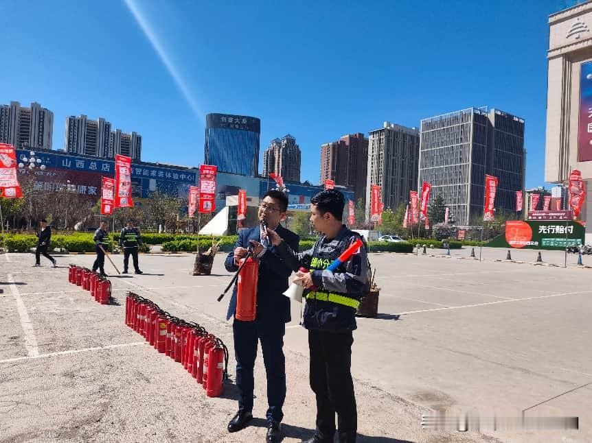 以演筑防 安全护航——万柏林区和平街道北二条社区开展消防演练
 
近日，万柏林区