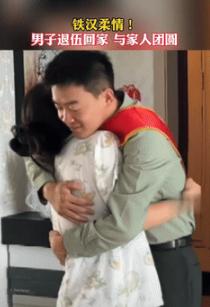 “这就是铁汉柔情！”9月14日河北沧州，一女子听到门铃响了后，就抱着孩子去开门，