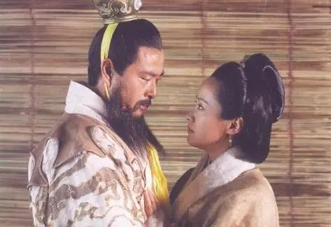 曹操做主，将35岁的蔡文姬，许配给22岁的董祀。新婚夜，董祀看着已经生过两个孩子