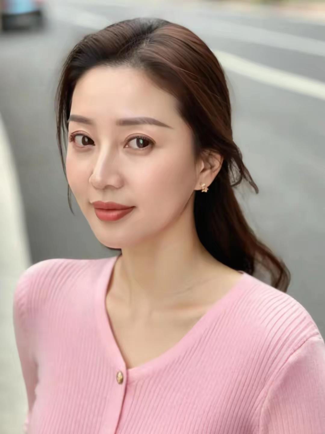 女生留言：
公司上班时，有个特帅的老板，后来来了一个美女同事，妆很精致，搭配也时