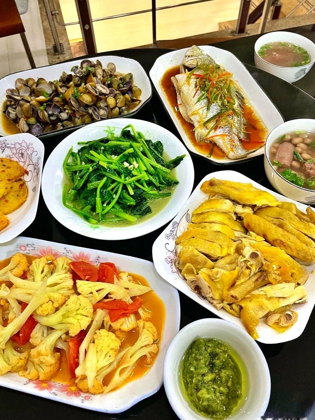 上周六，三姨家饭桌刚摆好，换鞋时瞥见白色板鞋，窗外热浪，空调外机嗡嗡转，我随口问