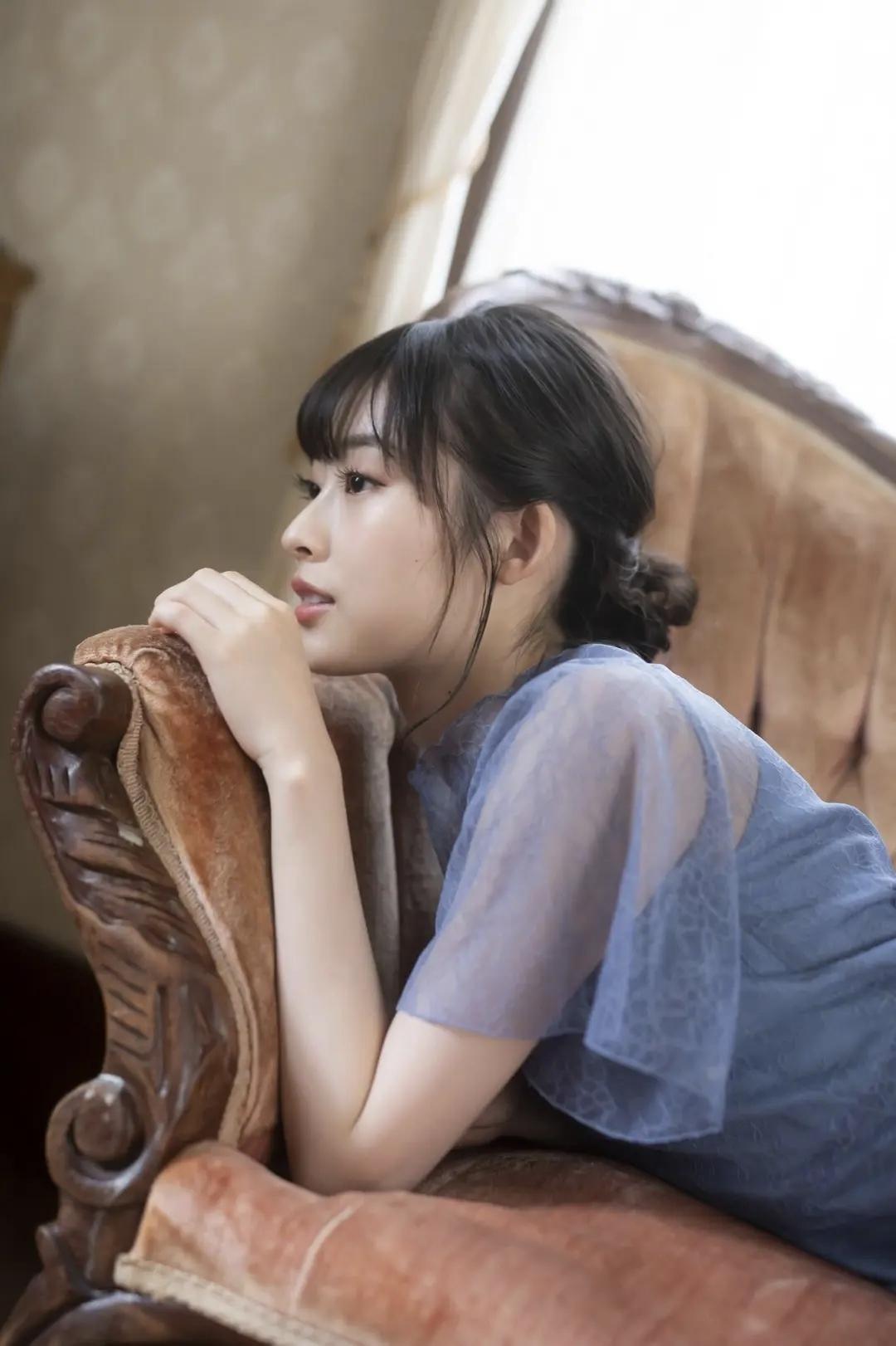 沉思少女，倚靠在复古扶手椅上，仿佛在等待着什么。清纯可爱知性美女穿搭分享 你的相