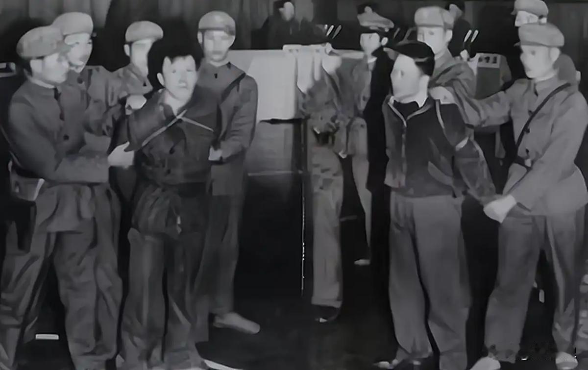 没想到，1979年杭州万人公审现场被4名法警死死摁住的壮汉，竟是当年杭州人闻之色